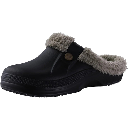 Svart toffel med grått teddyfoder sedd snett framifrån på vit bakgrund, med knappdetalj på remmen och tjock sula. 1
