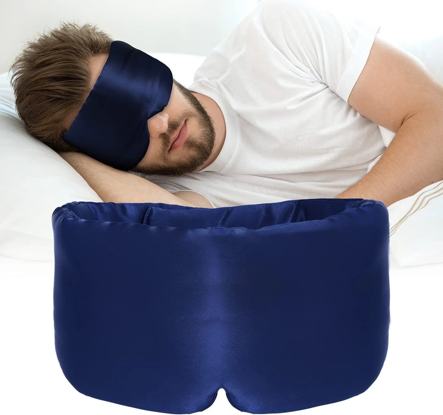 Mann mit dunkelblauer Schlafmaske aus Seide, bequemes Schlafzubehör, entspannend.