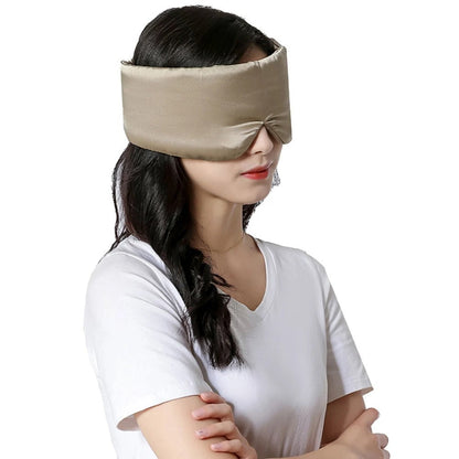 Frau mit beiger Seidenschlafmaske, ideal für Schlaf und Entspannung.