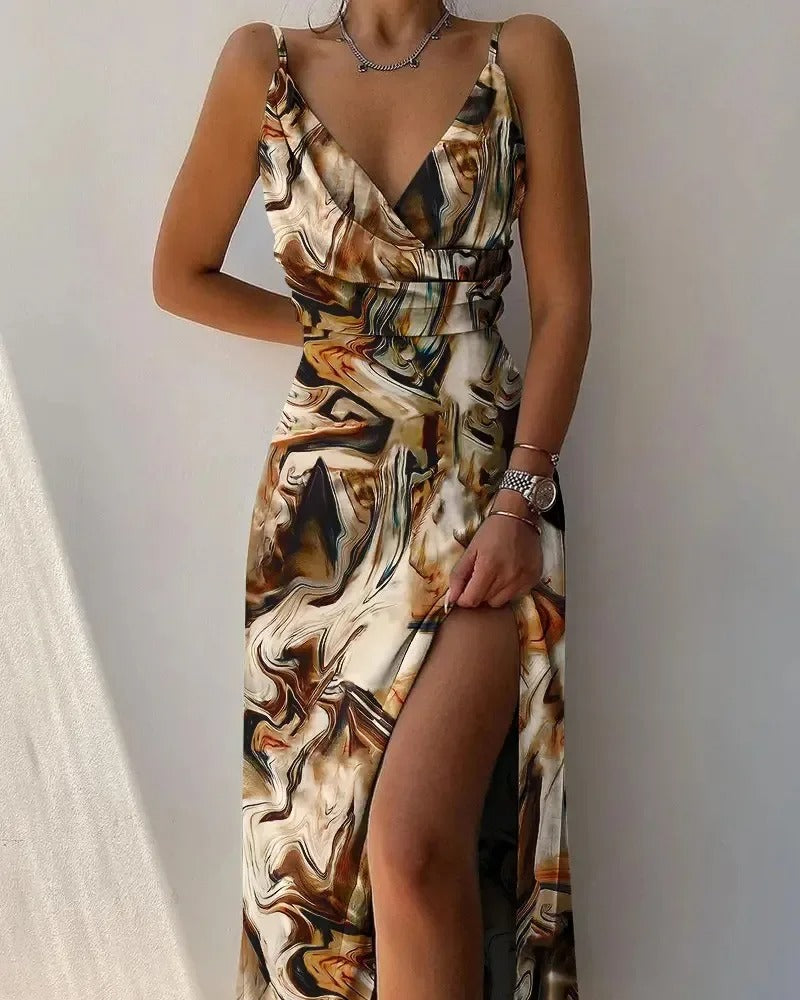 Frau in langem, ärmellosem Kleid mit braunem Print und hohem Schlitz, elegantes Design.