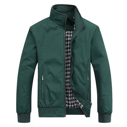 Grüne Herrenjacke, Reißverschluss, Stehkragen, kariertes Innenfutter, modisch, Freizeitkleidung.