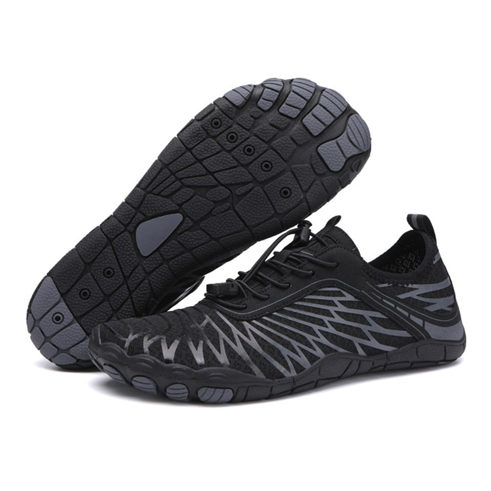 Schwarze Barfußschuhe mit rutschfester Sohle, ideal für Outdoor-Aktivitäten und Sport.