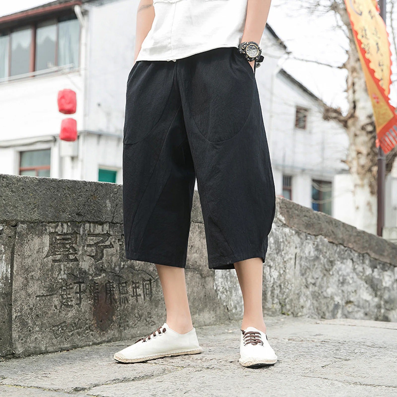 Schwarze Herren-Caprihose, lässig, Baumwolle, Sommermode, urbaner Stil, bequem.