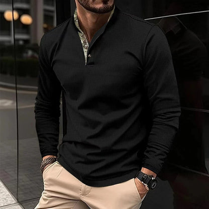 Mann in schwarzem Langarmhemd, Stehkragen, modern, elegant, Herrenmode, urbaner Stil.