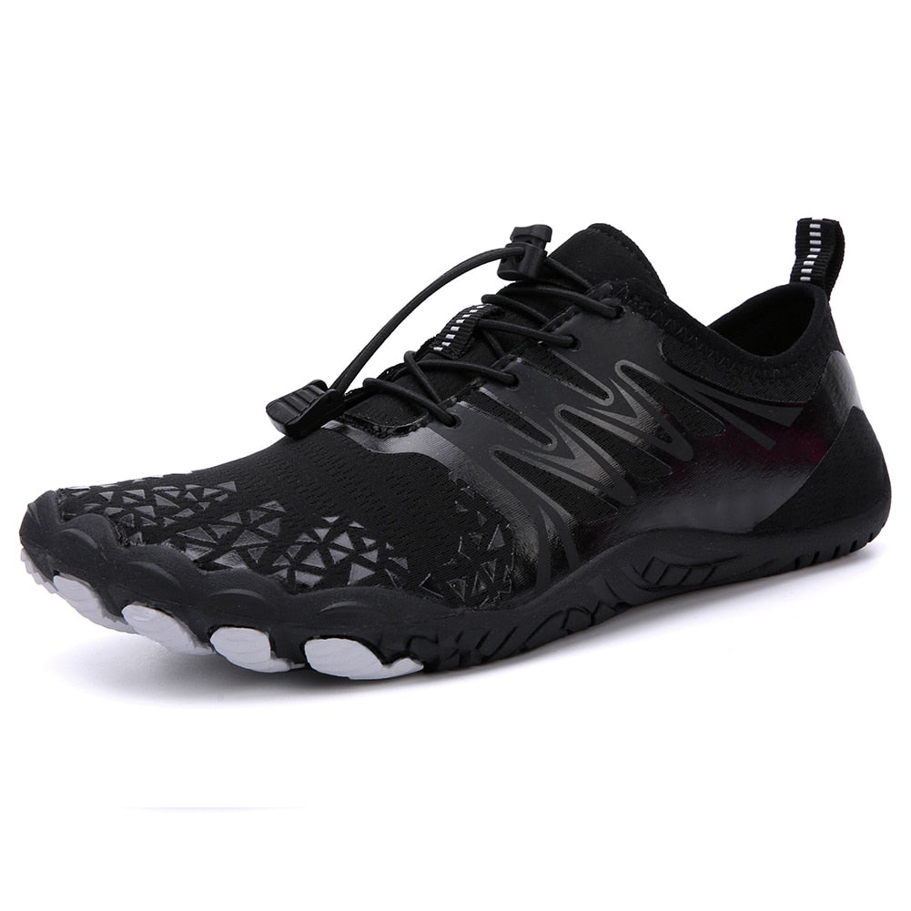 Schwarzer Barfußschuh, atmungsaktiv, rutschfest, ideal für Outdoor-Aktivitäten.