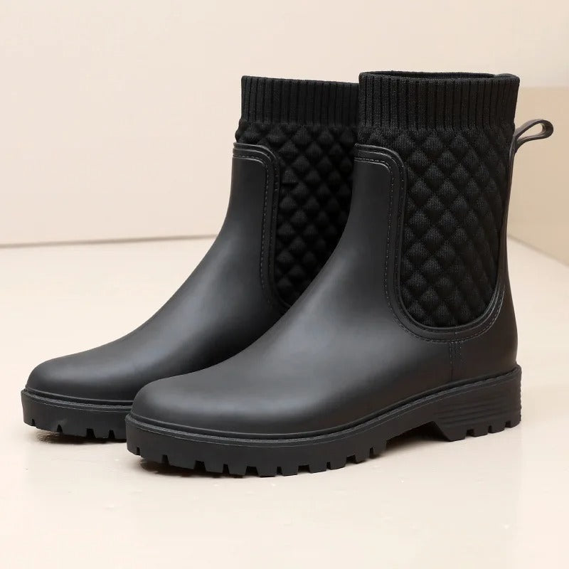 Schwarze Damenstiefel, wasserdicht, mit rutschfester Sohle und gestepptem Schaft.