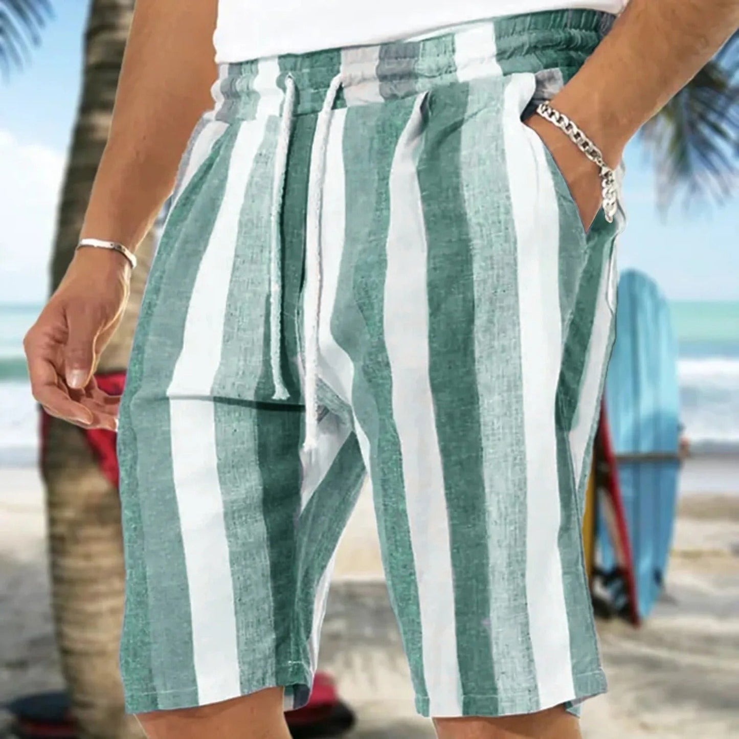 Grün-weiß gestreifte Herren-Shorts aus Leinen am Strand, Sommermode, lässig, bequem.