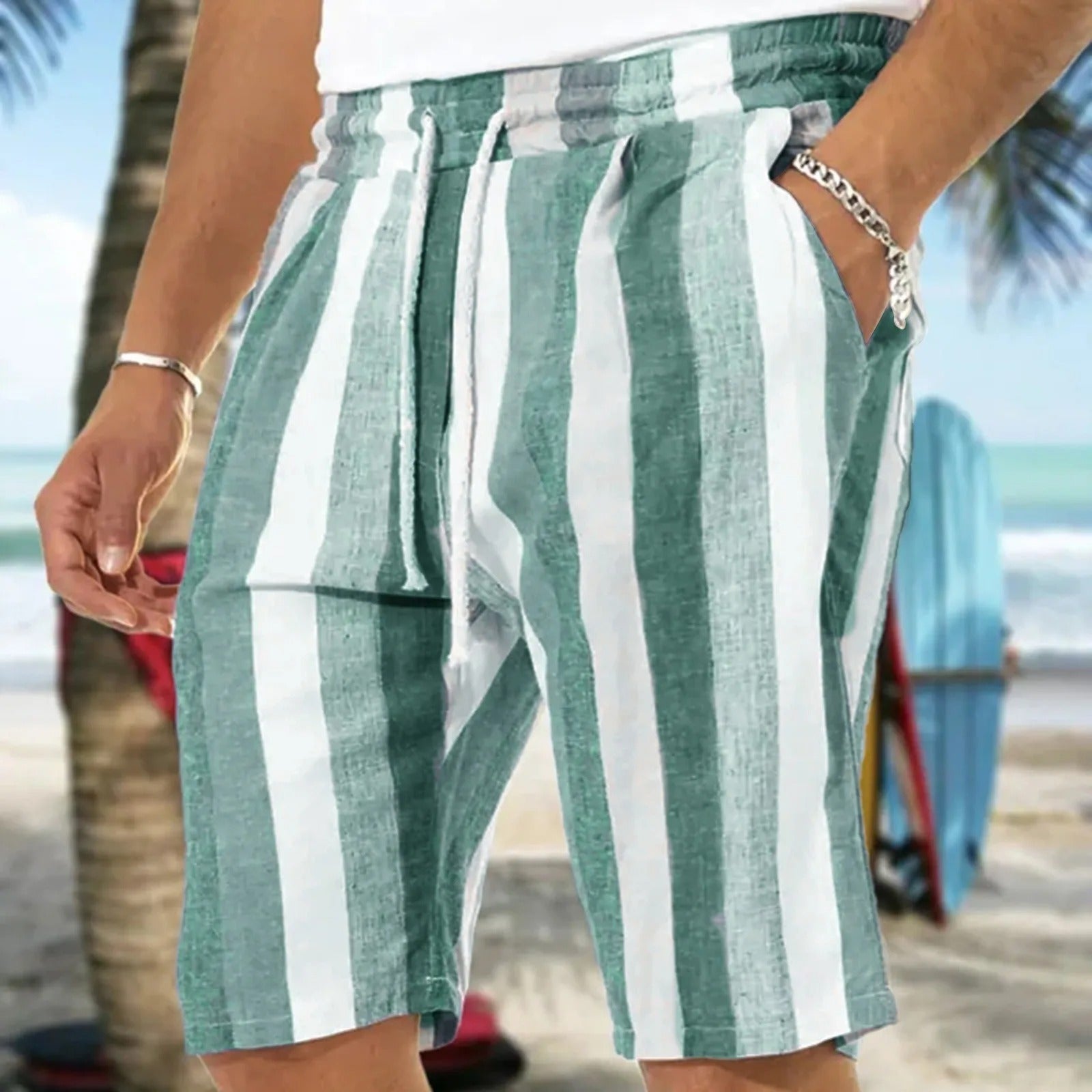 Grün-weiß gestreifte Herren-Shorts aus Leinen am Strand, Sommermode, lässig, bequem.