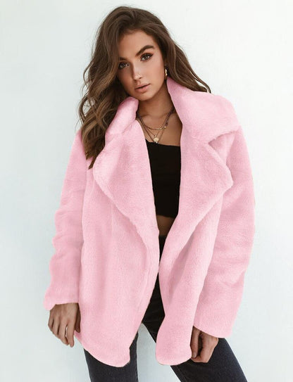 Frau in rosa Plüschjacke, Wintermantel, weiches Kunstfell, modisch, warm, lässig.