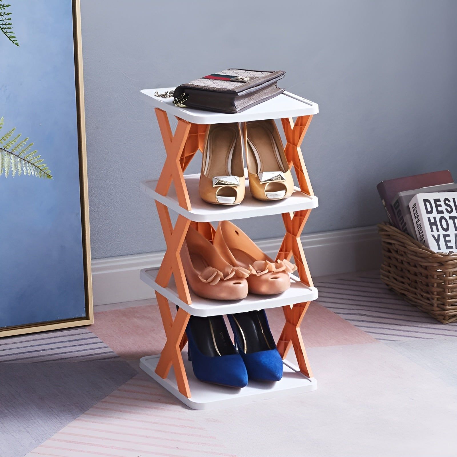 Schuhregal aus Kunststoff, orange-weiß, platzsparend, vier Ebenen, für kleine Räume.