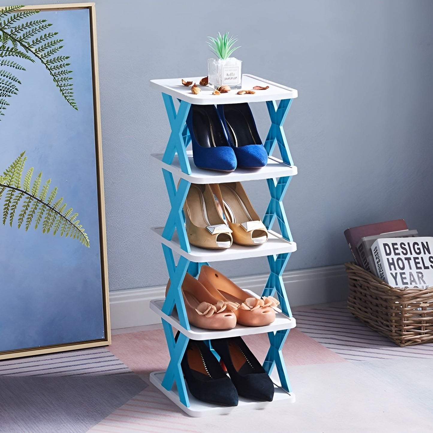 Blauer Schuhregal-Organizer aus Kunststoff, platzsparend, mehrschichtig, für kleine Räume.