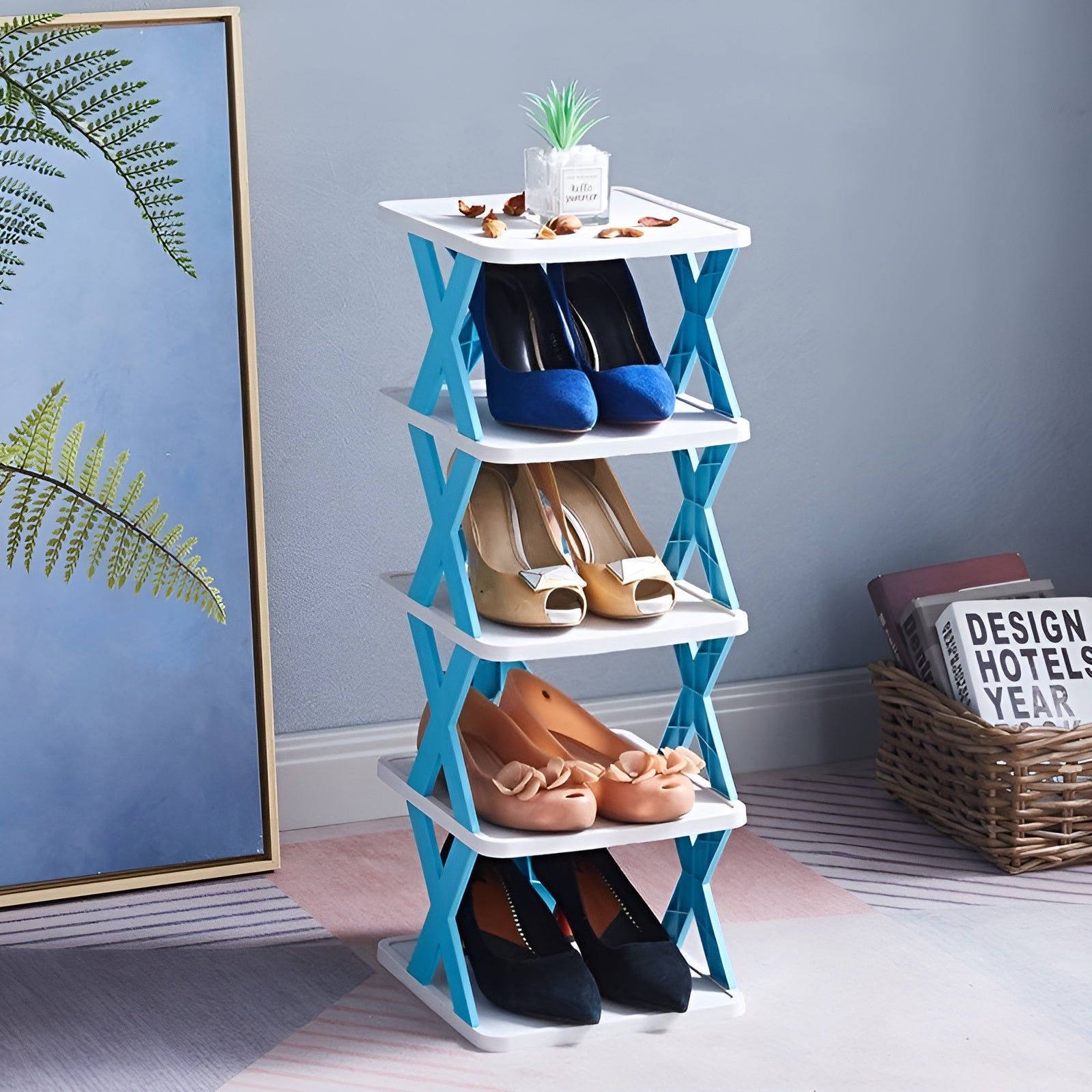 Blauer Schuhregal-Organizer aus Kunststoff, platzsparend, mehrschichtig, für kleine Räume.
