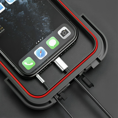 Smartphone in schwarzer Hülle mit Kabelanschluss, Nahaufnahme, modernes Design, Technologie.