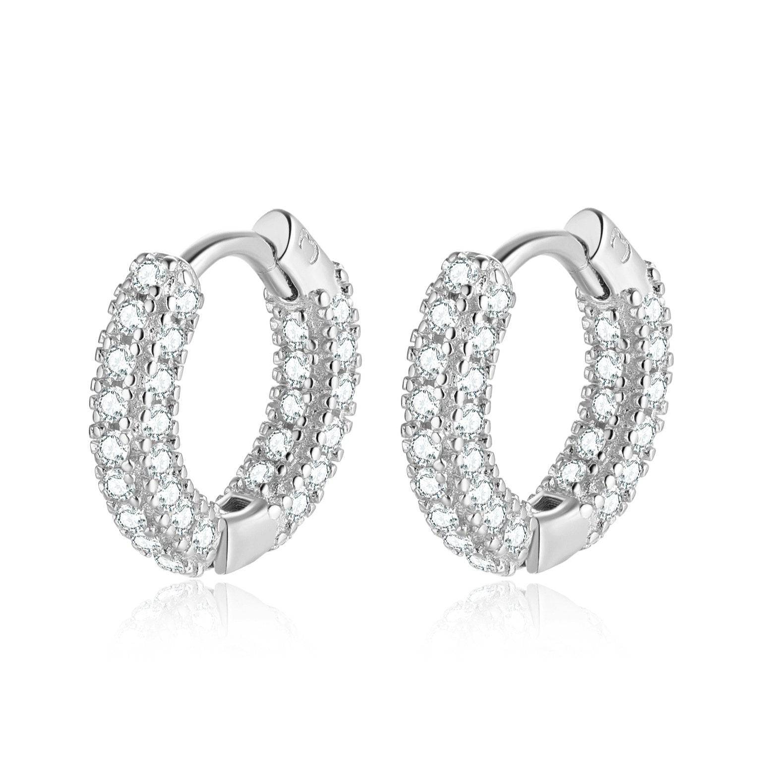 Silberne Creolen Ohrringe mit Kristallen, eleganter Schmuck, funkelnd, modisch, Damenaccessoire.