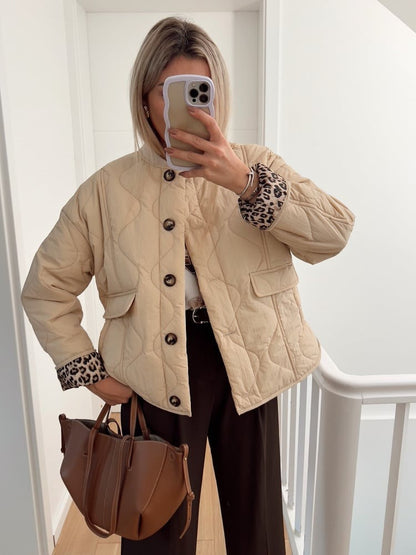Elegant damkappa med leopardfoder – Narela