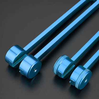 Blaue Präzisions-Stimmgabeln aus Metall auf schwarzem Hintergrund, Musikinstrumente.
