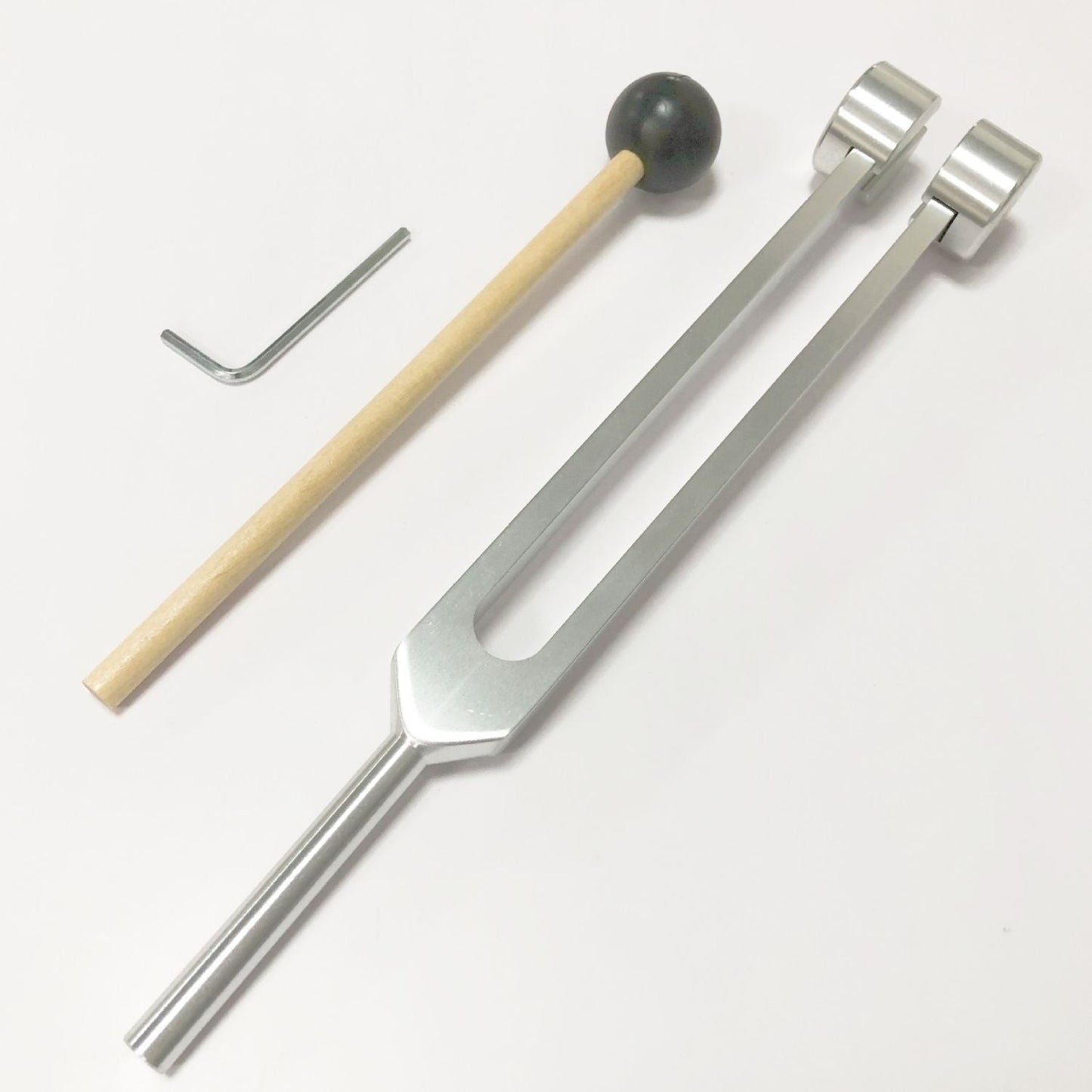 Stimmgabel-Set aus Silber mit rundem Kopf, 21,5 cm, inkl. Holzklöppel und Inbusschlüssel.