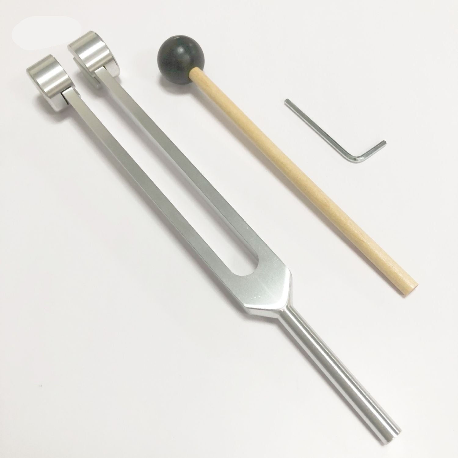 Stimmgabel-Set aus Silber mit rundem Kopf, 24,5 cm, inkl. Holzklöppel und Inbusschlüssel.