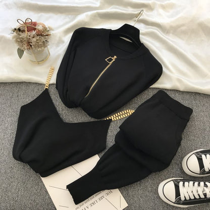 Schwarzer Trainingsanzug mit goldenen Details, Damenmode, Sportbekleidung, Freizeitlook.