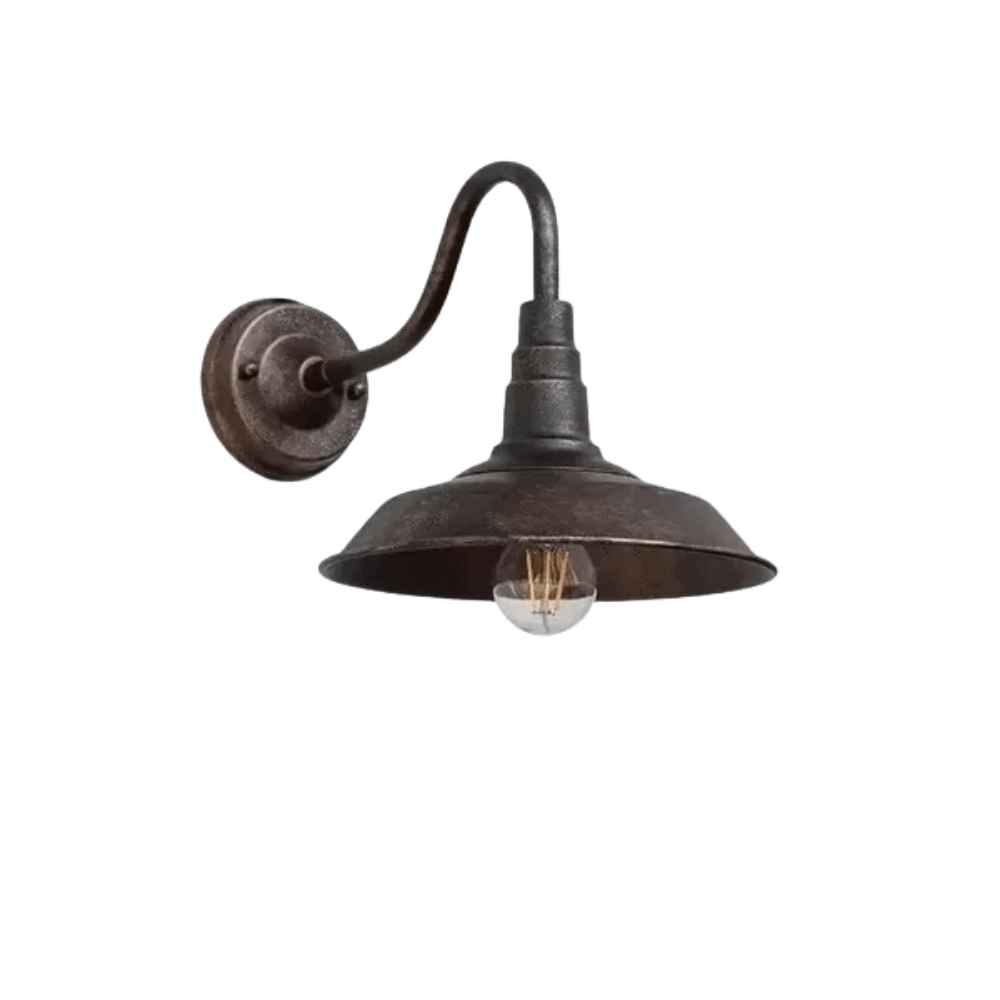 Vägglampa i rostbrun antikfinish med trappstegad hals och bred skärm, fristående mot vit bakgrund. 7