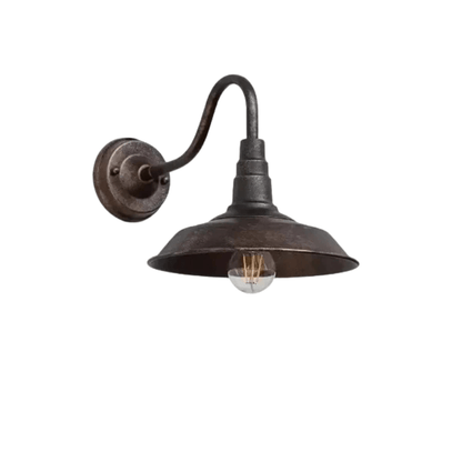 Vägglampa i rostbrun antikfinish med trappstegad hals och bred skärm, fristående mot vit bakgrund. 7