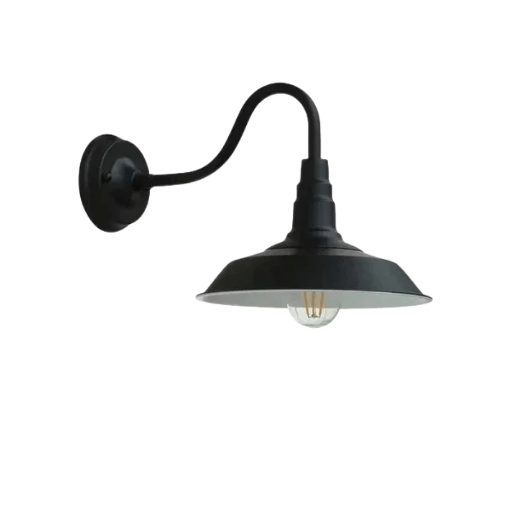 Svart vägglampa med svanhalsarm och vit insida i skärmen, fristående mot vit bakgrund. 10