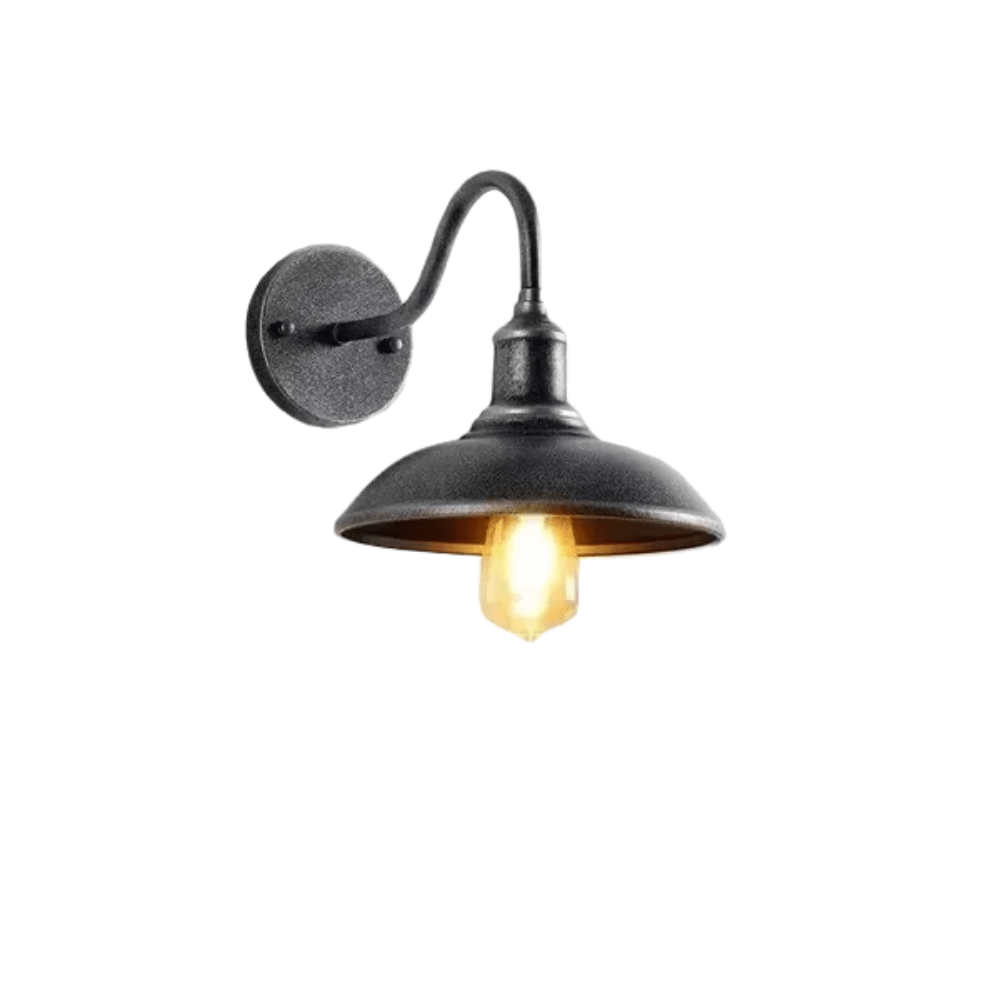 Vägglampa i silvergrå antikfinish med kort svängd arm och lysande glödlampa, fristående mot vit bakgrund. 12