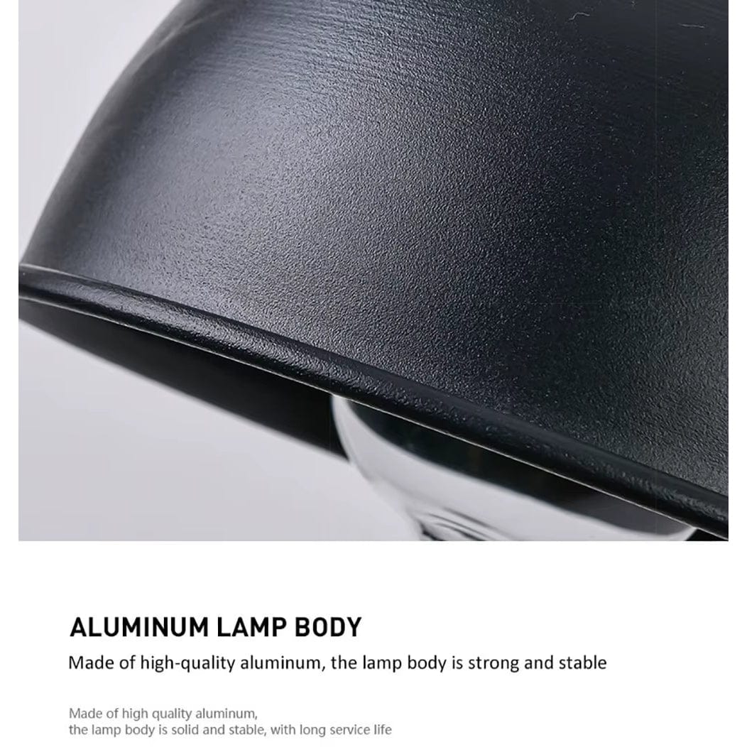 Närbild på kanten av en svart lampskärm med matt, finkornig yta, med text om aluminiumstomme. 17