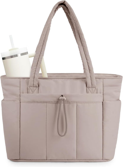 Vadderad puffer-tote med mugghållare och laptopfack för resor och arbete.