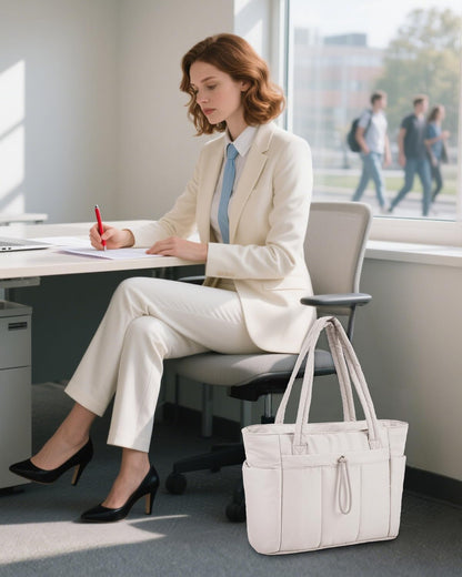 Vadderad puffer-tote med mugghållare och laptopfack för resor och arbete.