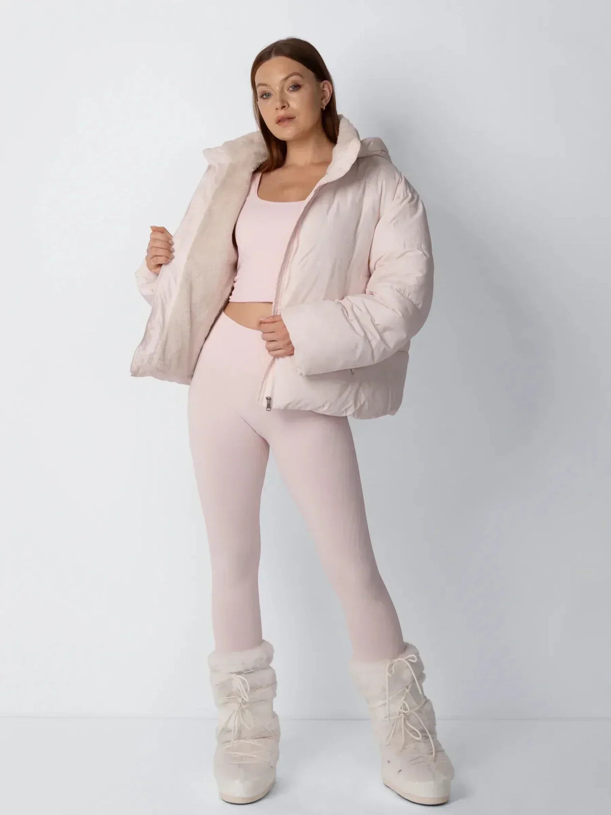 Helbild av modell i ljusrosa jacka som hålls öppen och visar det beigea fleecefodret 8