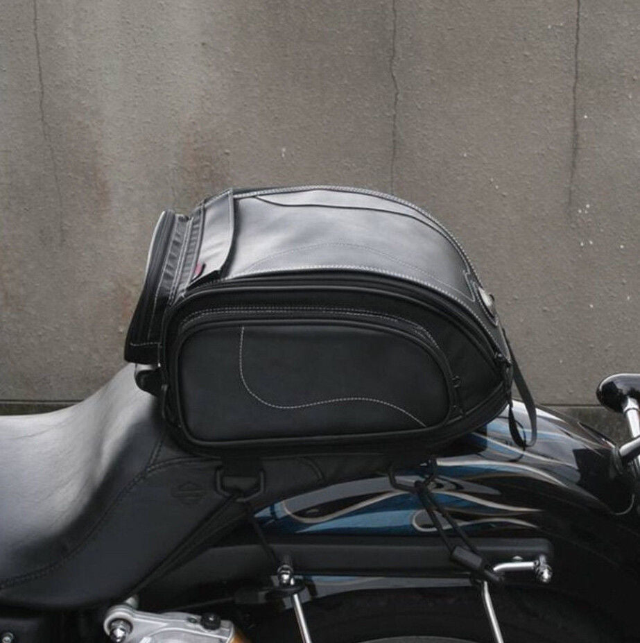 Vattentät bakväska för motorcykel med utfällbart förvaringsutrymme.