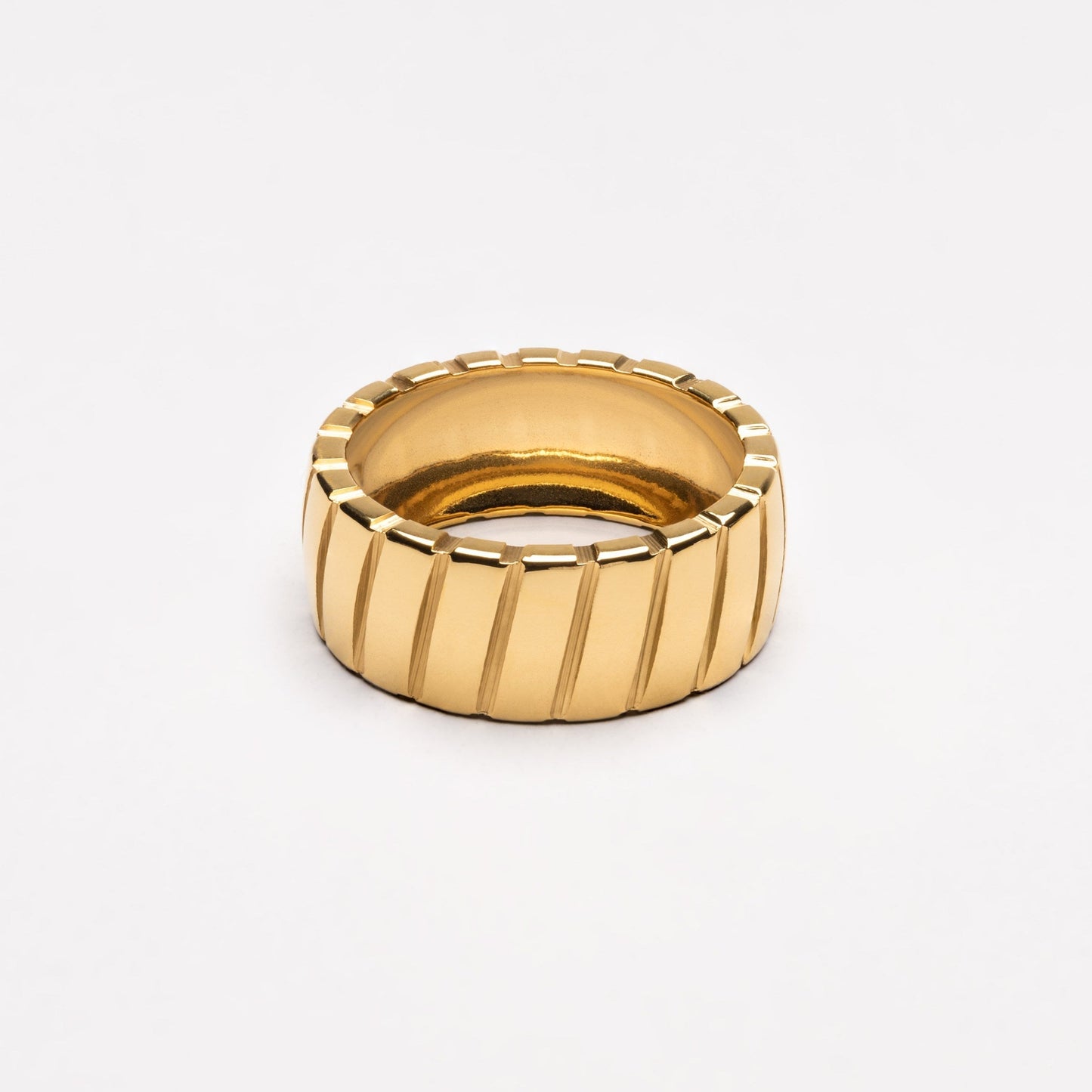 Goldener, wasserdichter Ring mit Rillenmuster, modisches Schmuckstück für Herren und Damen.
