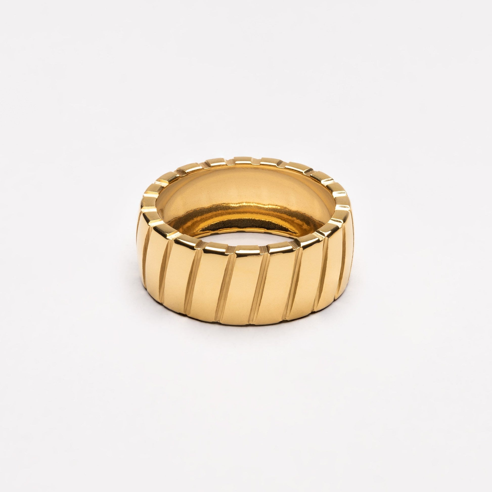 Goldener, wasserdichter Ring mit Rillenmuster, modisches Schmuckstück für Herren und Damen.