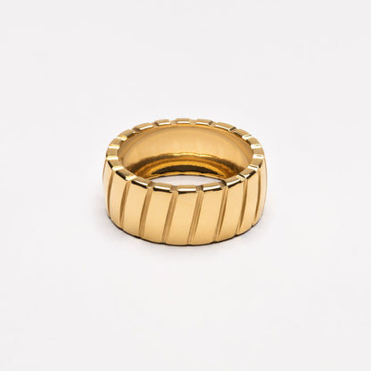 Goldener, wasserdichter Ring mit Rillenmuster, modisches Schmuckstück für Herren und Damen.
