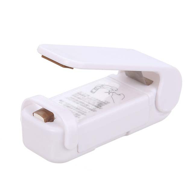 Weißer Mini-Heat-Sealer für Kunststoffverpackungen, tragbar, batteriebetrieben, kompakt.
