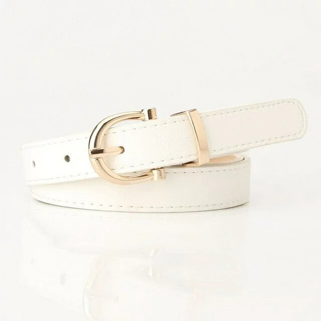 Weißer Ledergürtel mit goldener Schnalle, modisches Accessoire für Damen.