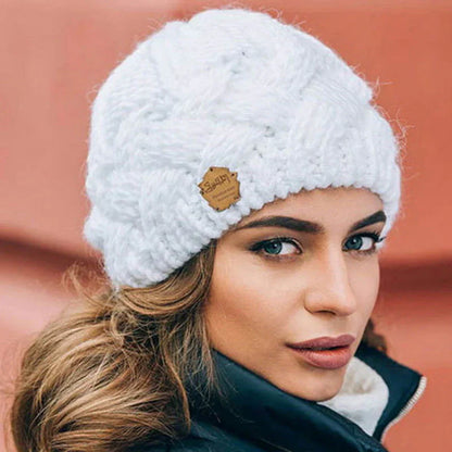 Frau mit weißer Strickmütze, Wintermode, warm, stilvoll, Damenaccessoire, Outdoor-Bekleidung.