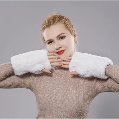 Frau trägt weiße Kunstpelz-Handstulpen, modisches Winteraccessoire, warm und stilvoll.