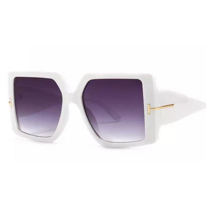 Weiße Sonnenbrille, eckig, mit lila Gläsern und goldenen Details, modisch, UV-Schutz.