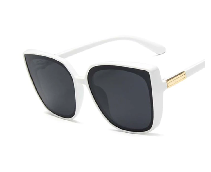 Weiße Sonnenbrille mit schwarzen Gläsern, quadratischem Rahmen und goldenen Details.
