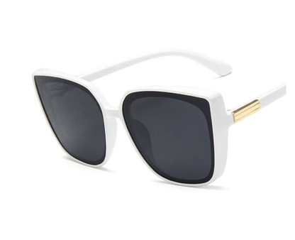 Weiße Sonnenbrille mit schwarzen Gläsern, quadratischem Rahmen und goldenen Details.