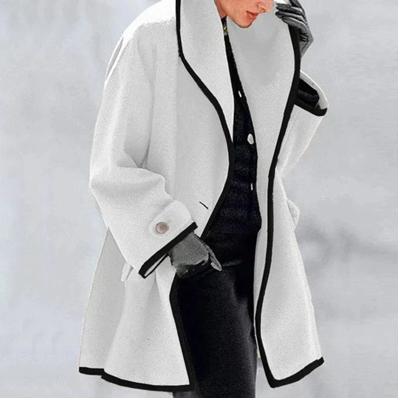 Eleganter weißer Damenmantel mit schwarzem Rand, Wintermode, stilvoller Wollmantel.