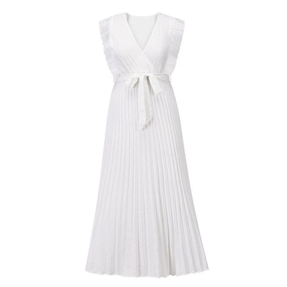 Weiße Boho-Brautkleid mit V-Ausschnitt, ärmellos, plissiert, für Hochzeitsfeier.