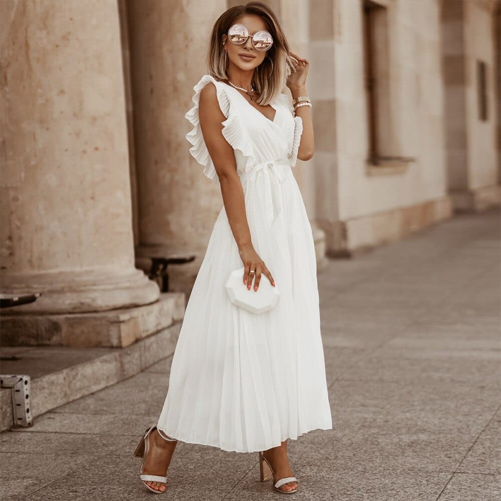 Weiße Boho-Brautkleid mit V-Ausschnitt, Rüschen, ärmellos, ideal für Hochzeitsfeier.