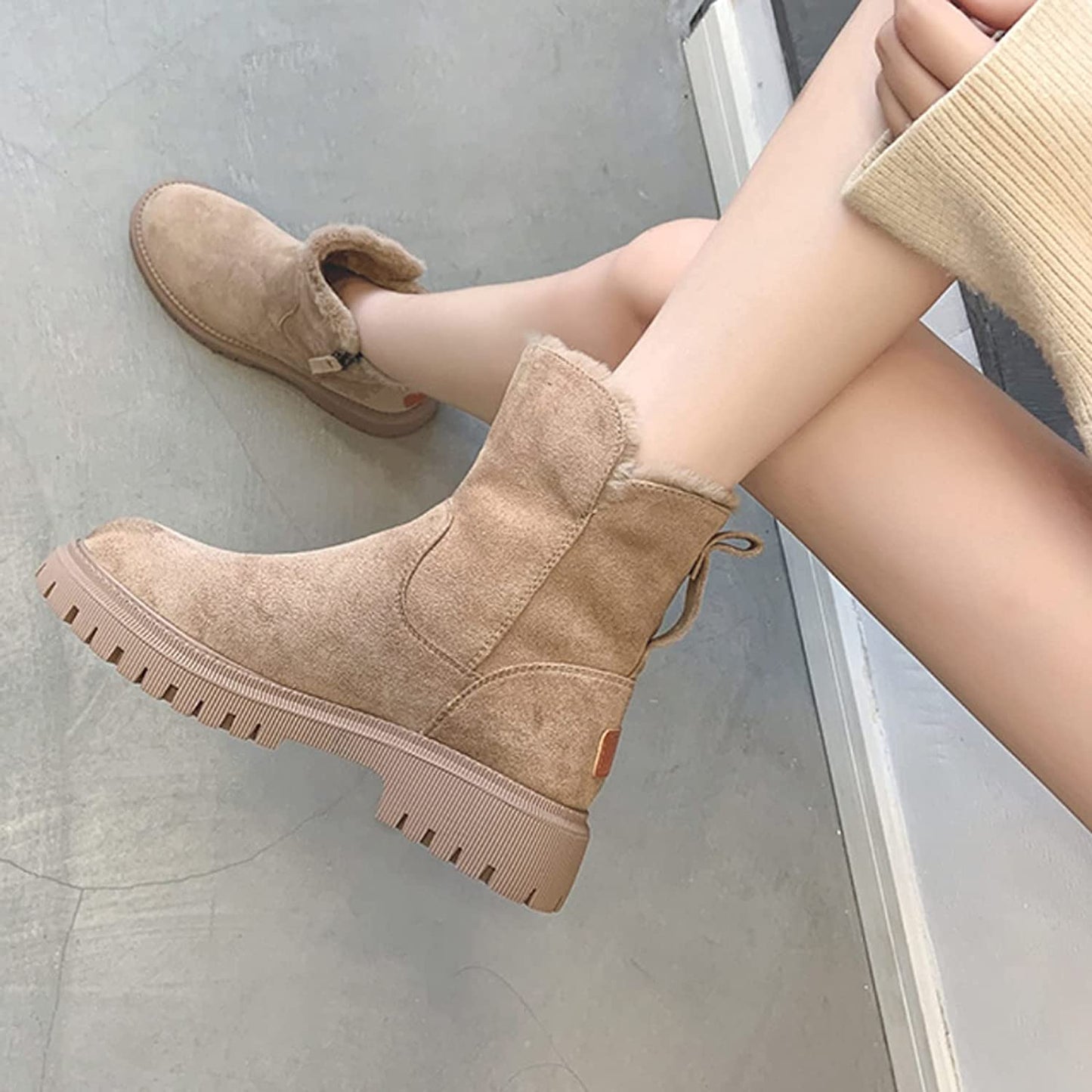 Beige Damen-Winterstiefel, warm gefüttert, rutschfeste Sohle, modisch und bequem.