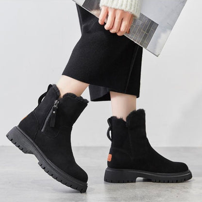 Schwarze Damen-Winterstiefel, warm gefüttert, rutschfeste Sohle, seitlicher Reißverschluss.