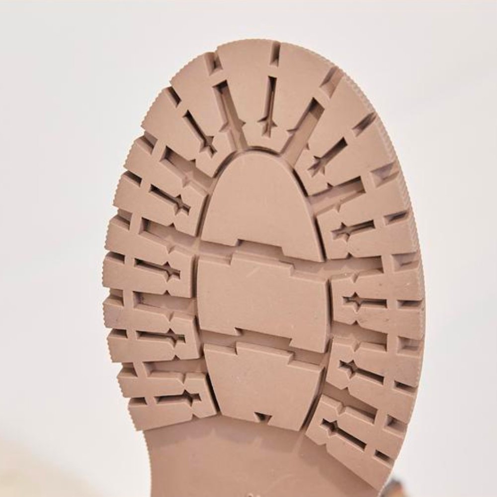 Beige Stiefelsohle mit rutschfestem Profil, robustes Design, ideal für Winterwetter.