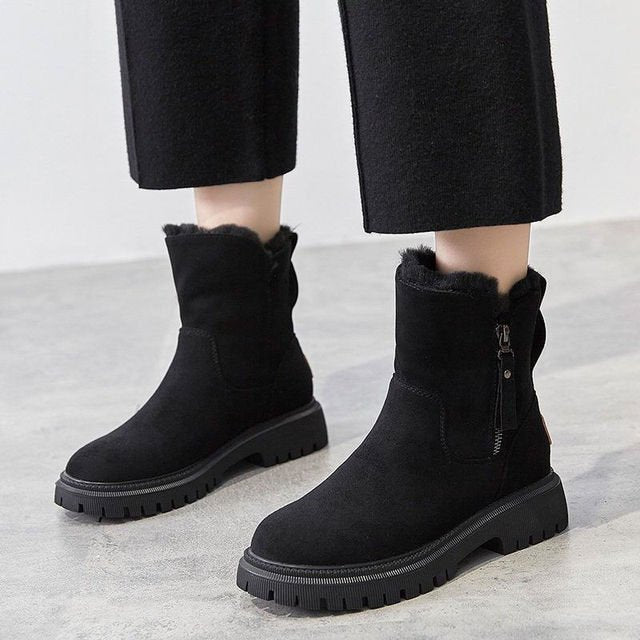 Schwarze Damen-Winterstiefel, warm gefüttert, rutschfeste Sohle, seitlicher Reißverschluss.