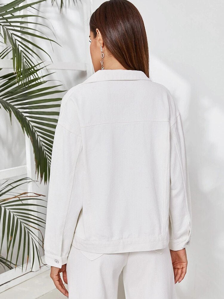 Frau in weißer, einreihiger Jacke aus Baumwolle, Rückansicht, modisch, lässig, elegant.